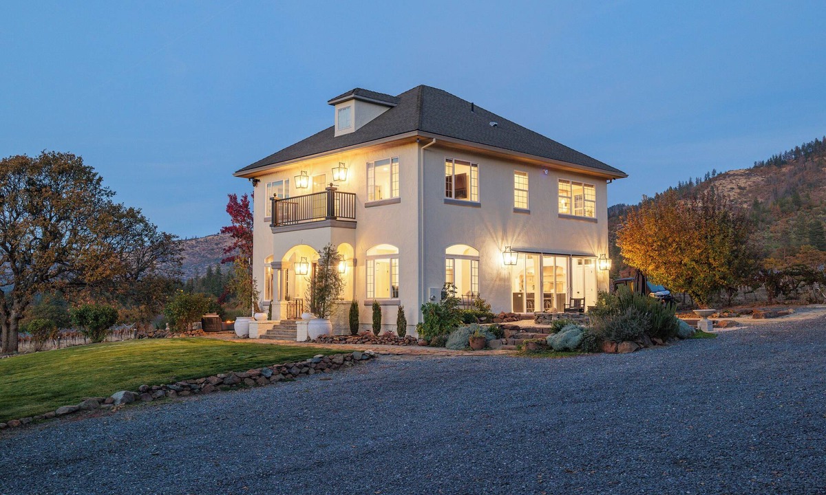 Jacksonville House | Private vineyard sanctuary for 8. Savor coffee at sunrise in the backyard oasis, soak in the hot tub under starry skies, and enjoy this elegant spacious retreat with mountain views, minutes from Historic Jacksonville and Applegate’s wine country.