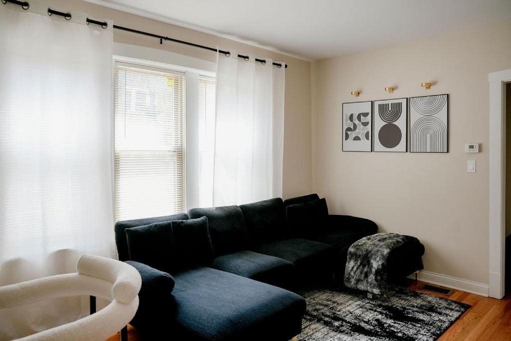 Irving Park East Apartment | Private Workspace Sleeps4 Modern Stylish Stay