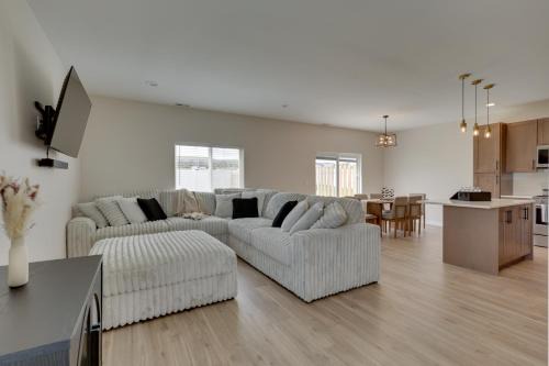 Williston House | Professional Base in Williston! New-Build Townhome