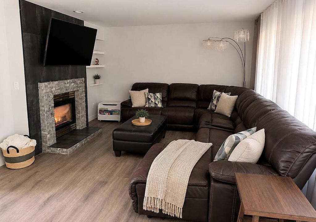 South Hill House | Puyallup Getaway 4BR, Games & Parking for 10 Cars