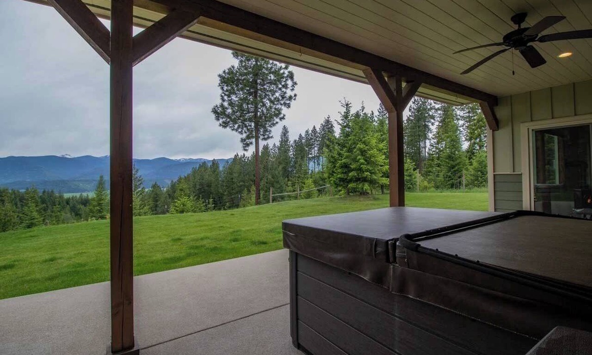 Bonners Ferry House | Quail House: VIEW of Mountains & Valley, Hot Tub, 3 Bed/2 Bath