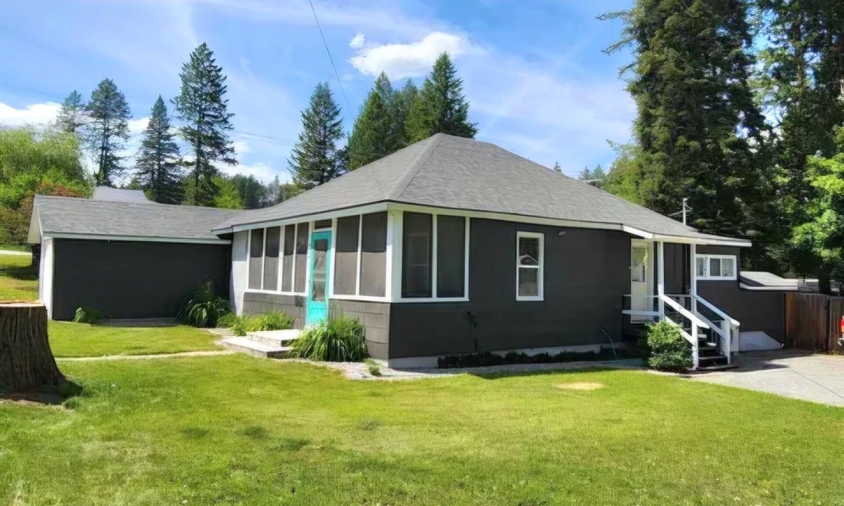 Newport House | Quaint & Cozy Home: Pets Allowed & Fully Fenced Yard