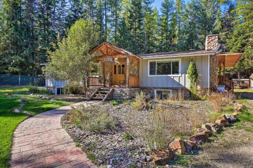 Priest River House | Quaint Priest Lake Cabin w/Patio < 1 Mi to Lake!