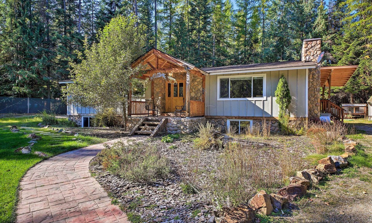 Priest River Cabin | Quaint Priest Lake Cabin w/Patio < 1 Mi to Lake!