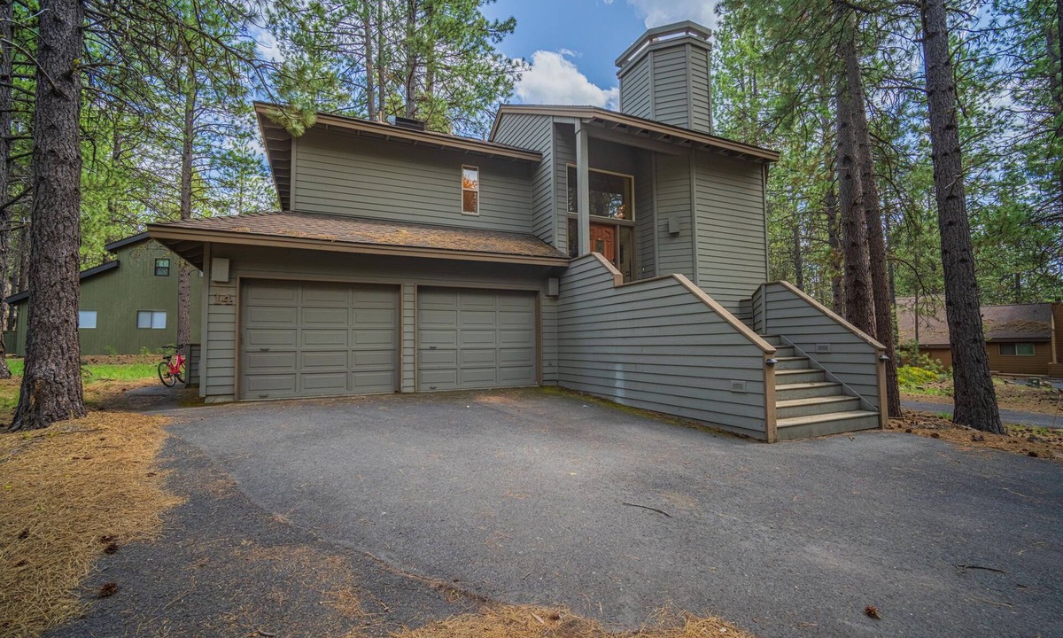 Sunriver House | Quartz Mountain Retreat! 8 SHARC passes! A/C, kid friendly!
