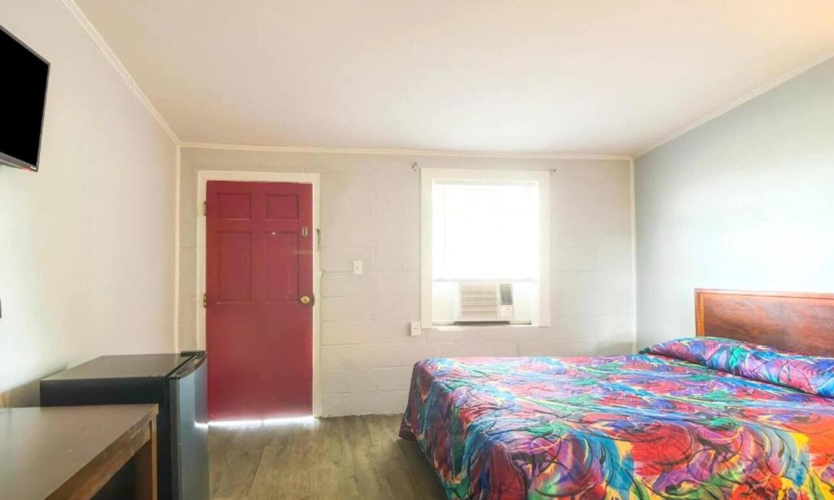 Mobile Apartment | Queen Bed|Smoking|Mobile AL