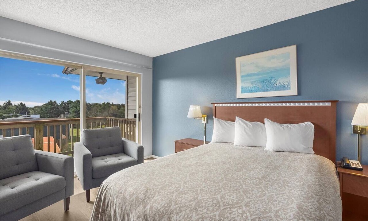 Ocean Shores Condo | Queen Bed Studio with Kitchenette - Pool and Hot Tub!