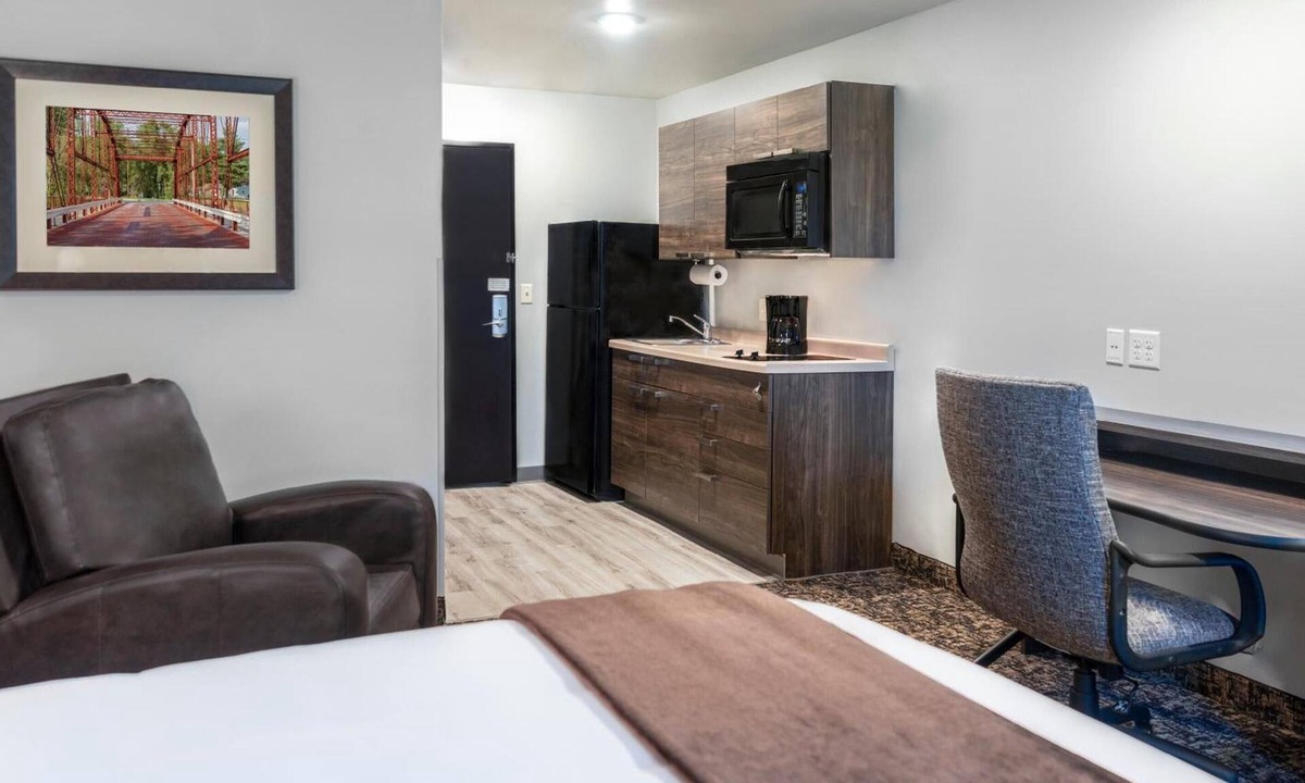 Jonesboro Hotel | Queen Bed with Recliner & Kitchenette | Free On-Site Parking | Near Museum
