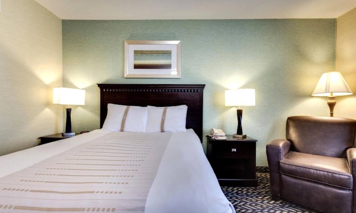 Devils Lake Hotel | Queen Room near Grahams Island State Park | Free Parking & Indoor Pool