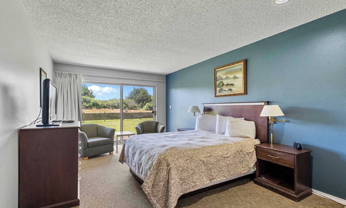 Ocean Shores Condo | Queen Studio, Ground Floor - Pool & Hot Tub Access