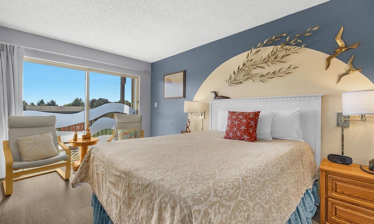 Ocean Shores Condo | Queen Studio with Kitchenette - Pool and Hot Tub!