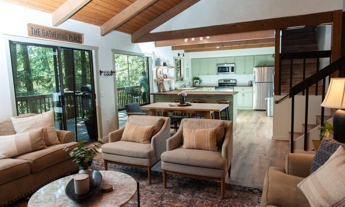 Sudden Valley Cabin | Quiet and cozy cabin, minutes to trailheads and Bellingham.