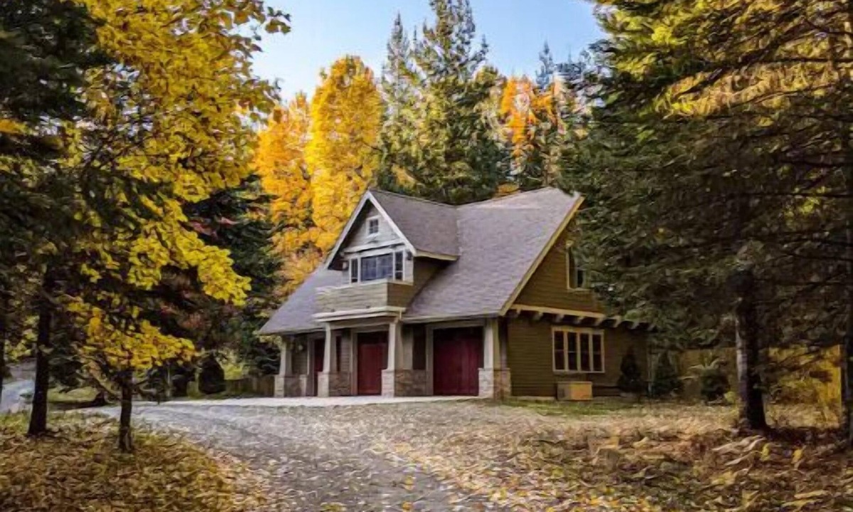 Sandpoint Cottage | Quiet carriage house in the woods, full kitchen, garage