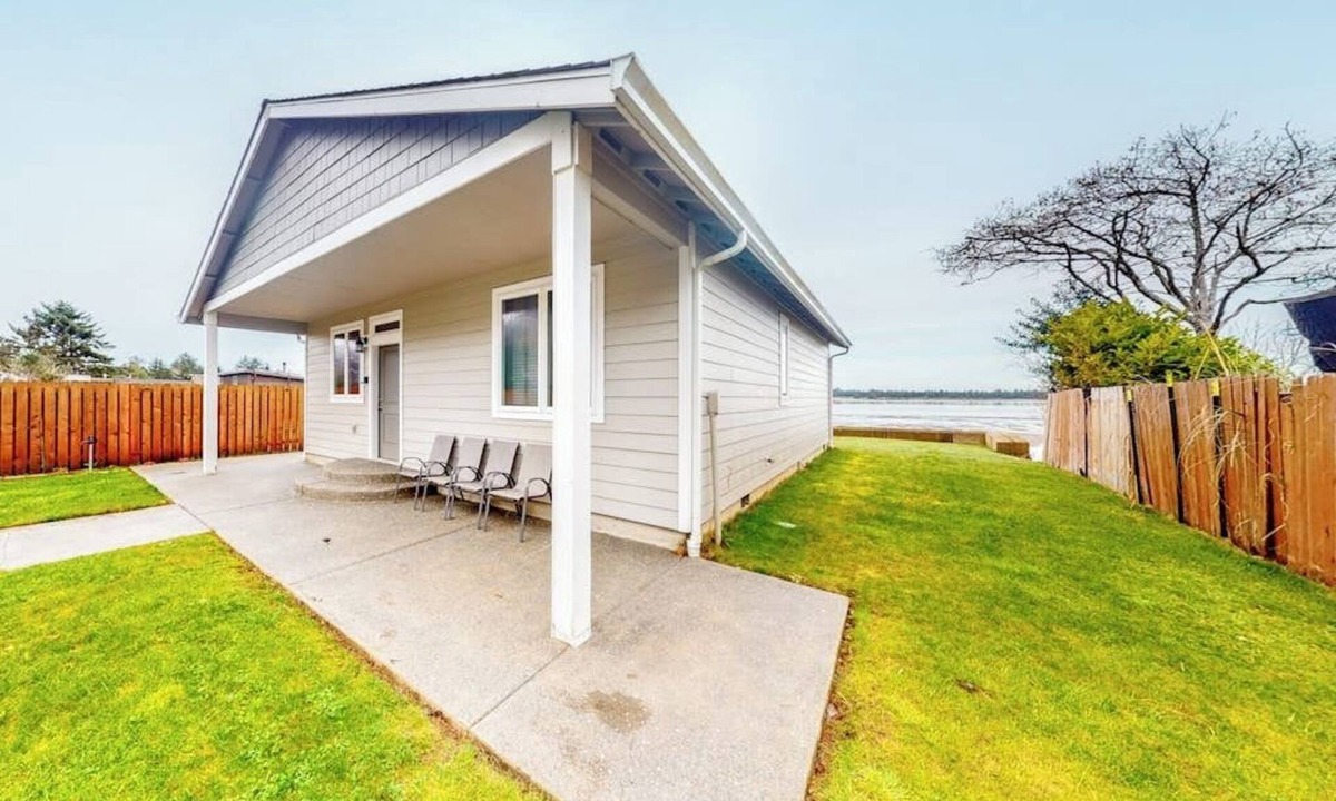 Coos Bay House | Quiet, newly built, bayfront beauty with marvelous sunset views & jetted tub
