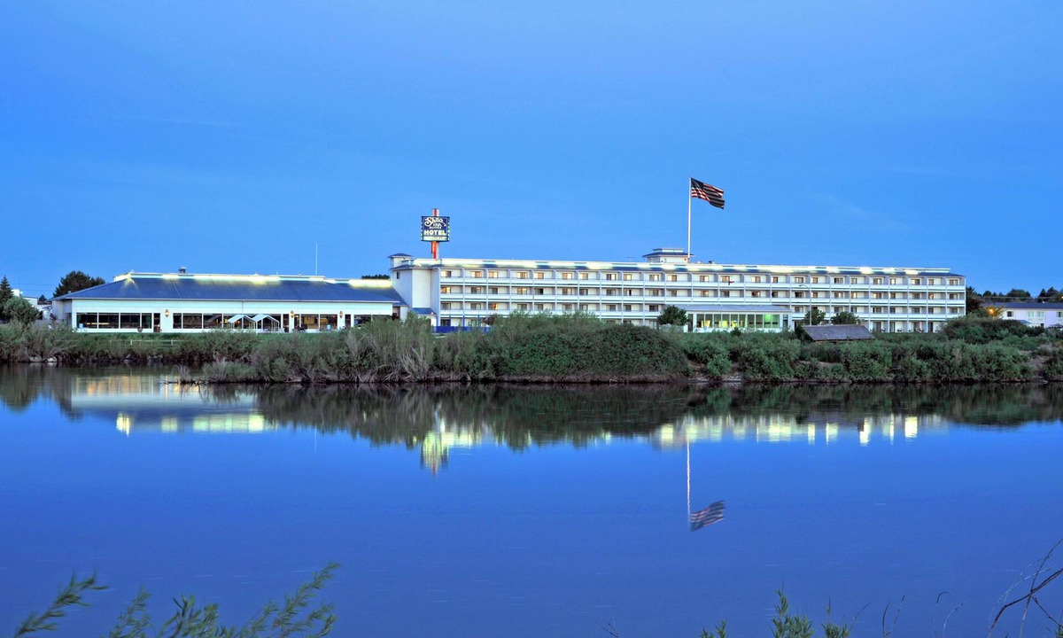 Idaho Falls Resort | RARE FIND! IDAHO FALLS, 2 COZY AND CLEAN UNITS! POOL, SPA, JACUZZI!