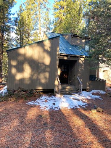 Black Butte Ranch House | RC8 - Cute & Cozy Cabin
