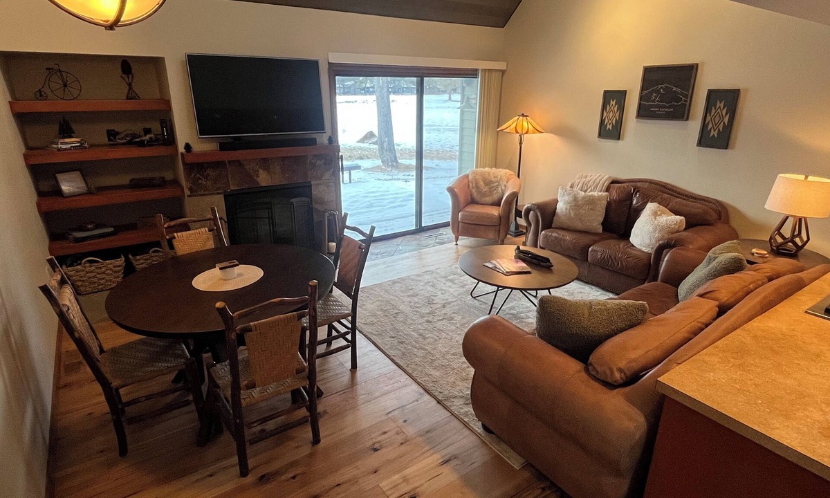 Overlook Park Condo | Recently Remodeled Golf Course Condo w/A/C, SHARC Passes, Bikes & Pet Friendly