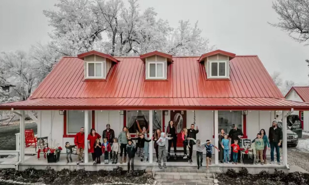 Nampa House | Red Roof Farmhouse large gathering space sleeps 27+ hot tub treehouse