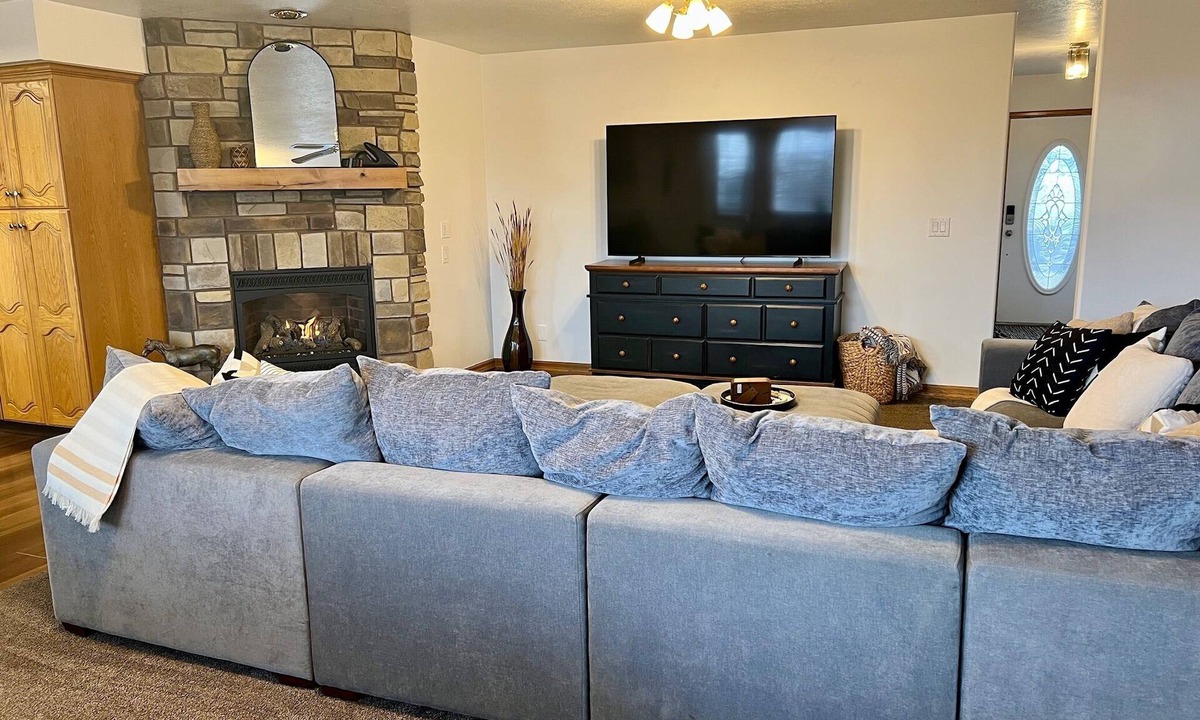 Spanish Fork House | RedHawk Retreat/Extremely clean! Modern Hobby Farm Getaway