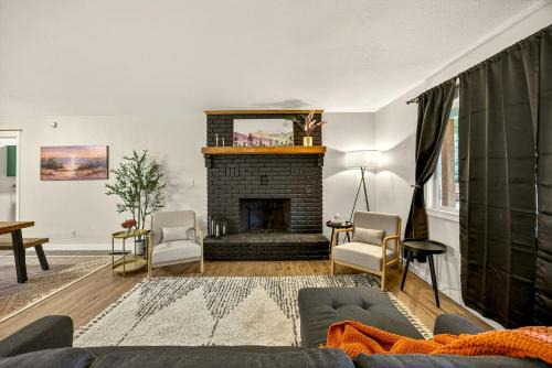Cave Junction House | Redwoods Stopover- Near Hiking, Pet Friendly