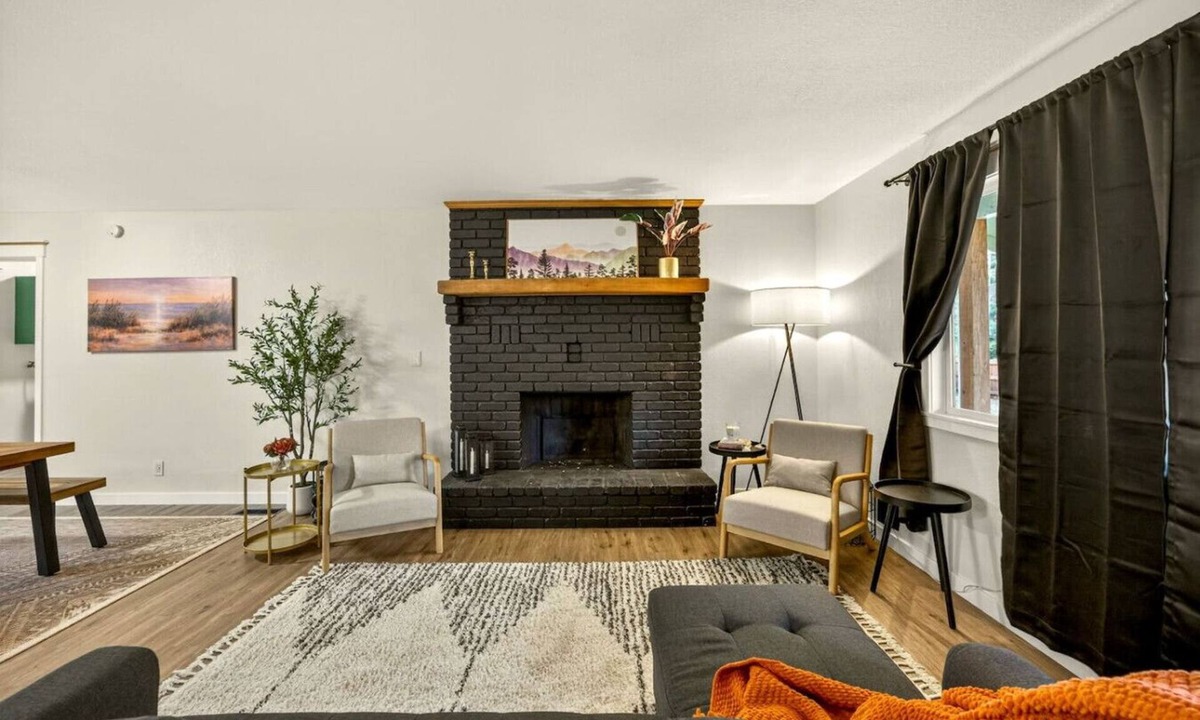 Cave Junction House | Redwoods Stopover- Near Hiking, Pet Friendly