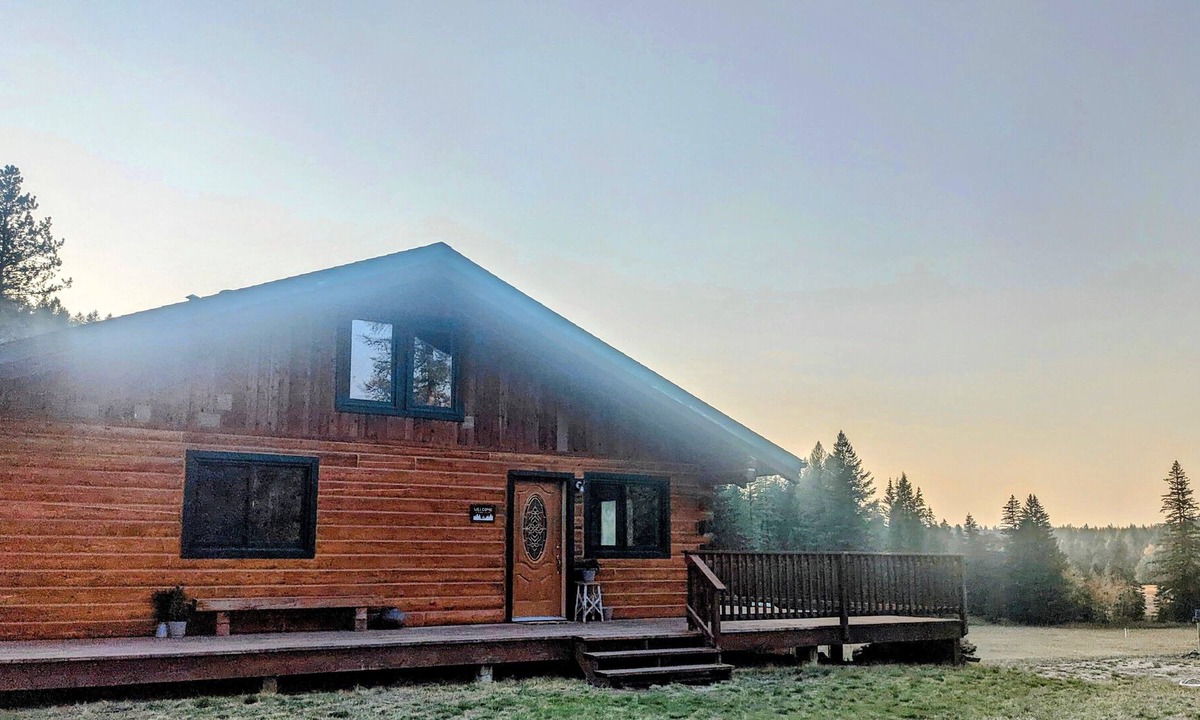 Eureka Cabin | Relax at Larch Lodge! 3 bedroom 2 bath log home on acreage