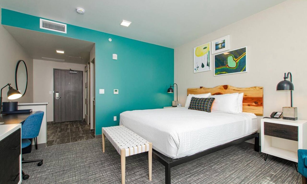Independence Hotel | Relax in a Contemporary Room Close to Riverview Park & Paddling Adventures