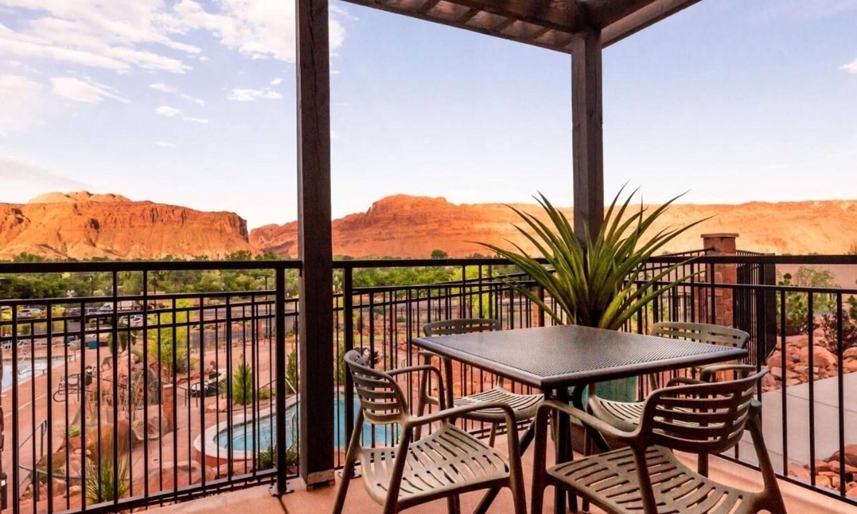 Moab Hotel | Relax in Elegance: Indulge in Luxe Stay, Pool, Hot Tub, and Delicious Breakfast!