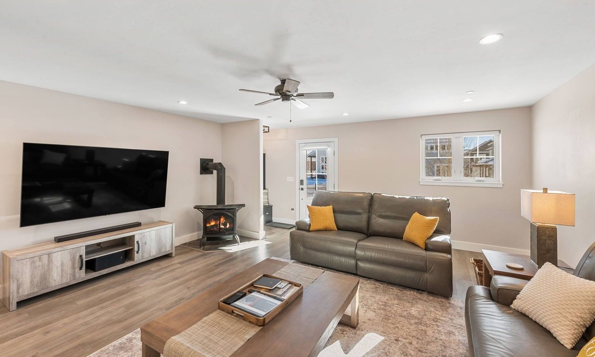 Gunnison House | Relax in Spacious Comfort; Walk to Main St. and trails. 30 min to Crested Butte