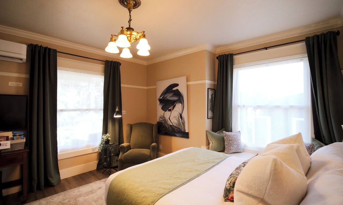 Siskiyou-Hargadine Historic District Apartment | Relax in the luxurious 1-bedroom Louisa Suite at RedTail Inn. Enjoy a double rain shower, plush linens, and a shared hot tub. Located near downtown Ashland, with off-street parking and high-speed WiFi.