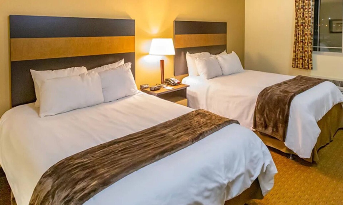 Dickinson Hotel | Relax & Recharge – 2 Full Beds w/Roomy Layout, Kitchen & Downtown Access