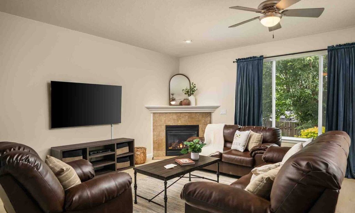 Woodburn House | Relax, Shop & Explore from Updated Woodburn Home, Next to Outlets, Pet Friendly, Fenced Backyard