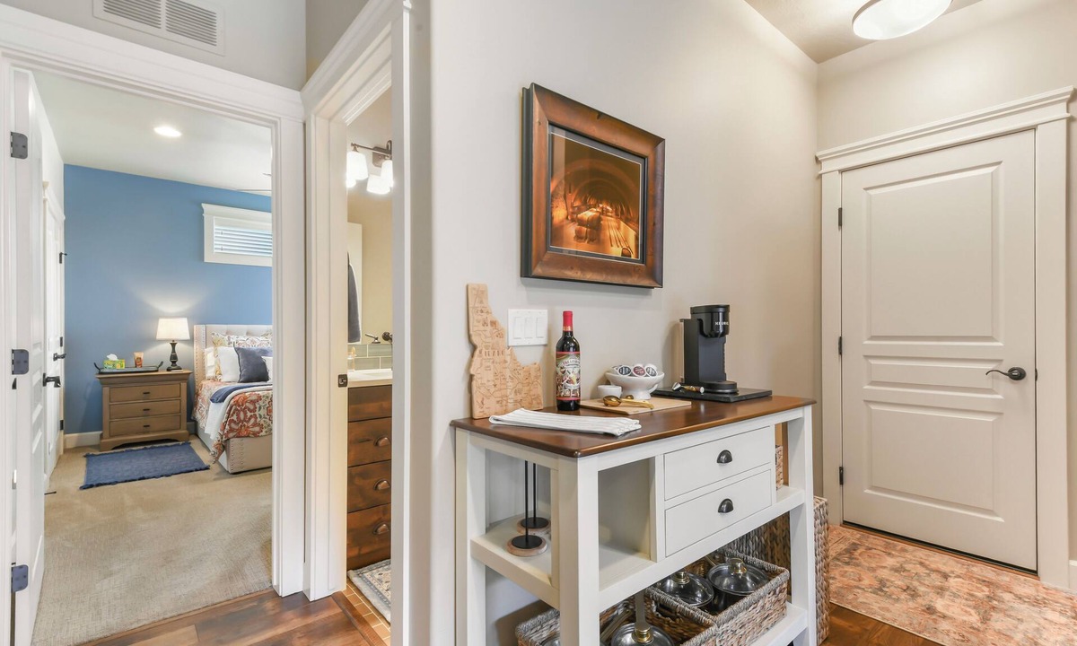 Star Condo | Relaxing 1-bedroom condo close to Starbucks, & restaurants, in quaint Star, ID.