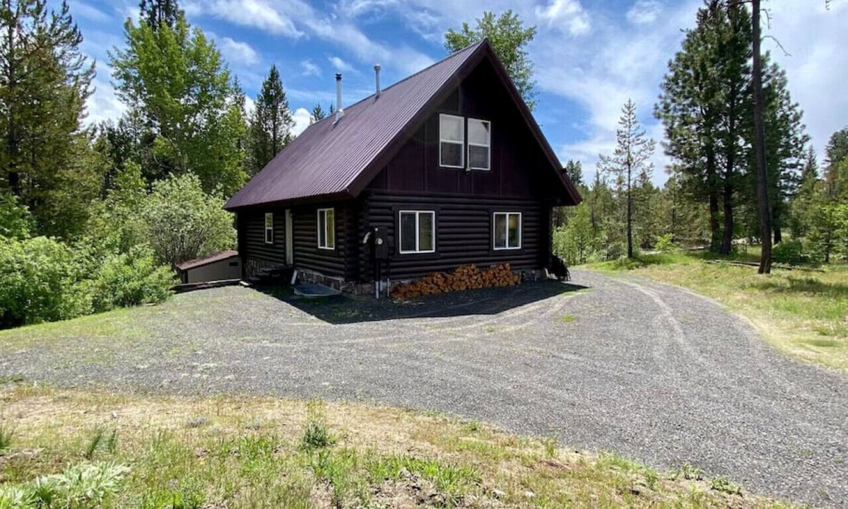 Tamarack Resort Cabin | Relaxing 5 Bedroom Log Cabin with Large Backyard