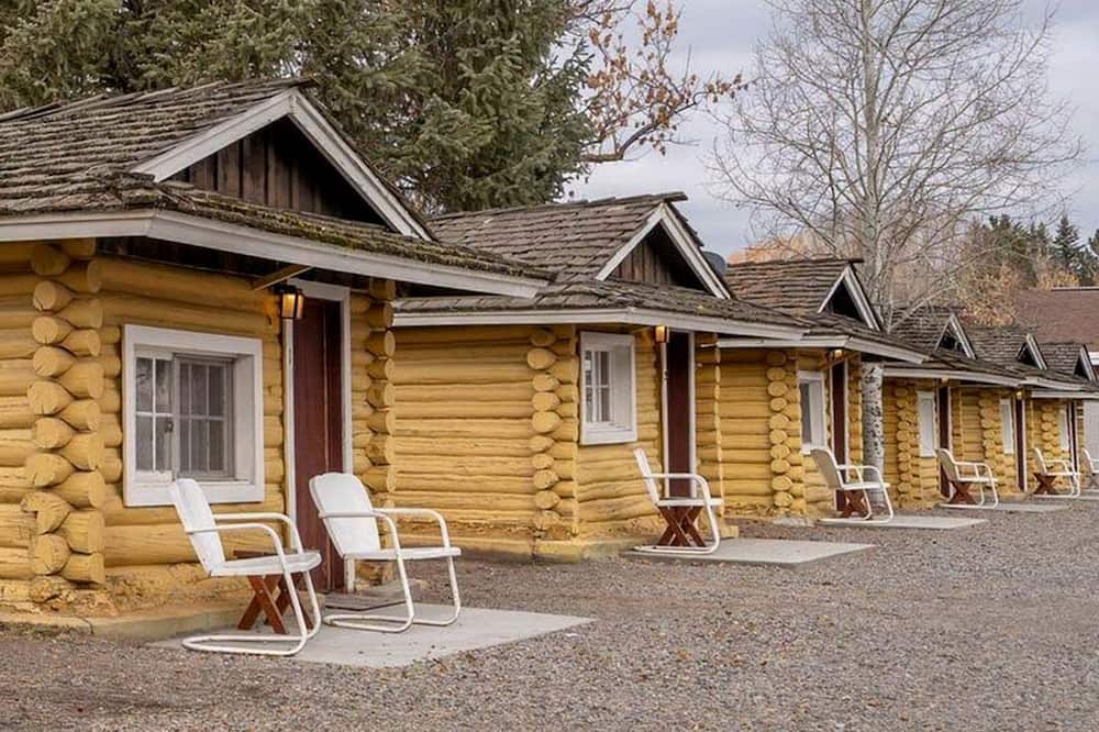 Ashton Cabin | Relaxing Log Cabin for a Memorable Couples Getaway near Grand Teton National Park in Idaho