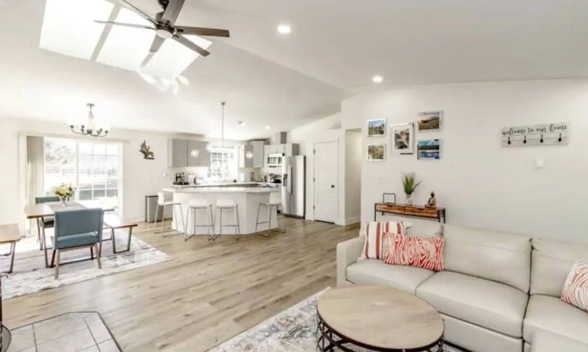 Pierce County Cabin | Remodeled Cottage w/Hot tub, 15 mins away from Mt. Rainier Park entrance