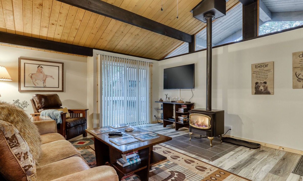 Sunriver House | Remodeled home with hot tub, SHARC passes, & close to Sunriver Village - dogs OK