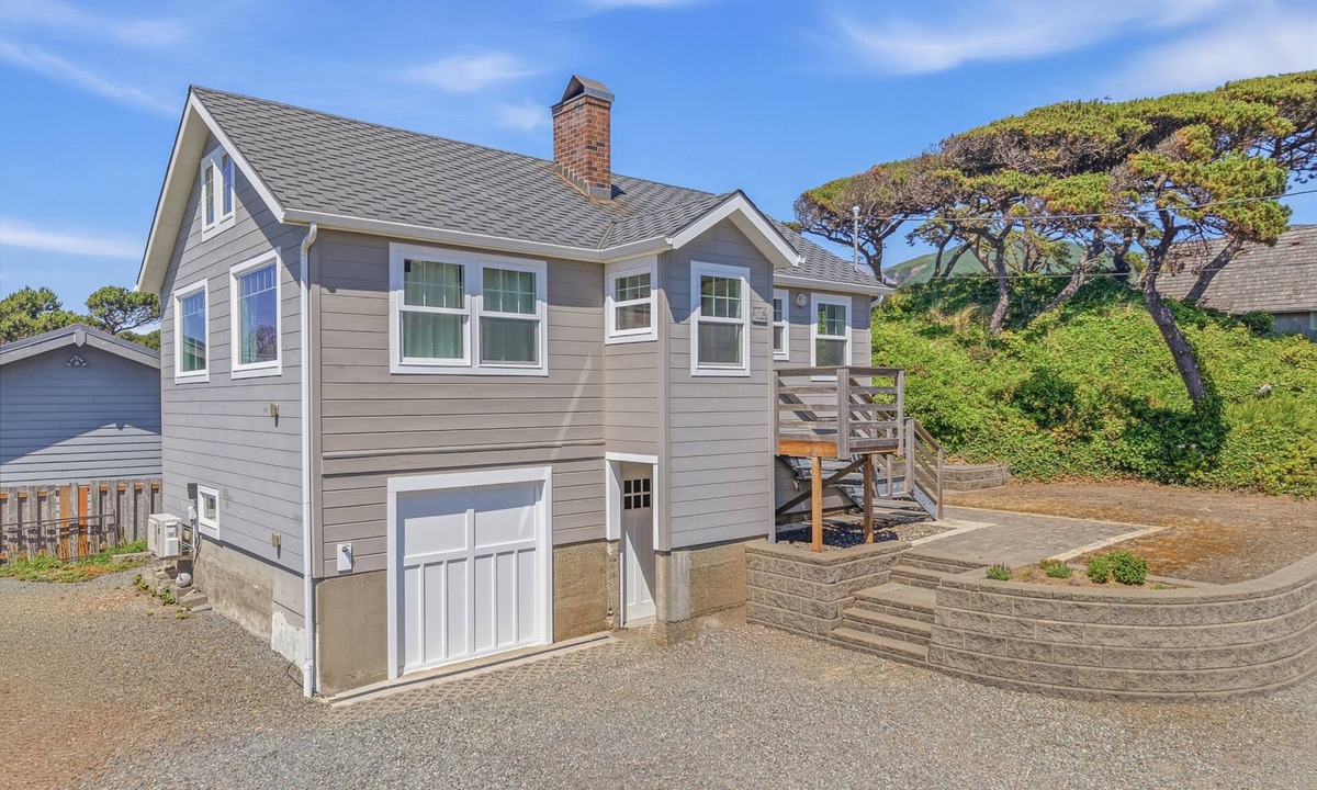 Rockaway Beach House | Remodeled Rockaway cabin near beach. Fireplace, spa shower. Hosts 4.