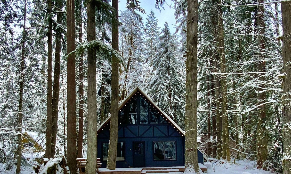 Skykomish Cabin | Remodeled Skykomish Escape w/ Loft + Hot Tub!