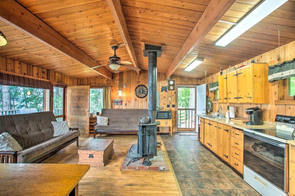 Worley House | Remote Escape: Serene Lakeside Cabin w/Beach
