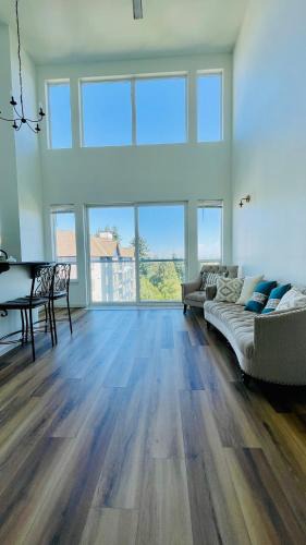 South Tacoma Apartment | Renovated Apartment -with Stunning Windows