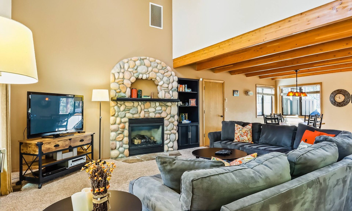 Sunriver House | Renovated Lodge with Private Hot Tub, SHARC Passes, and Shared Pool - Dogs OK