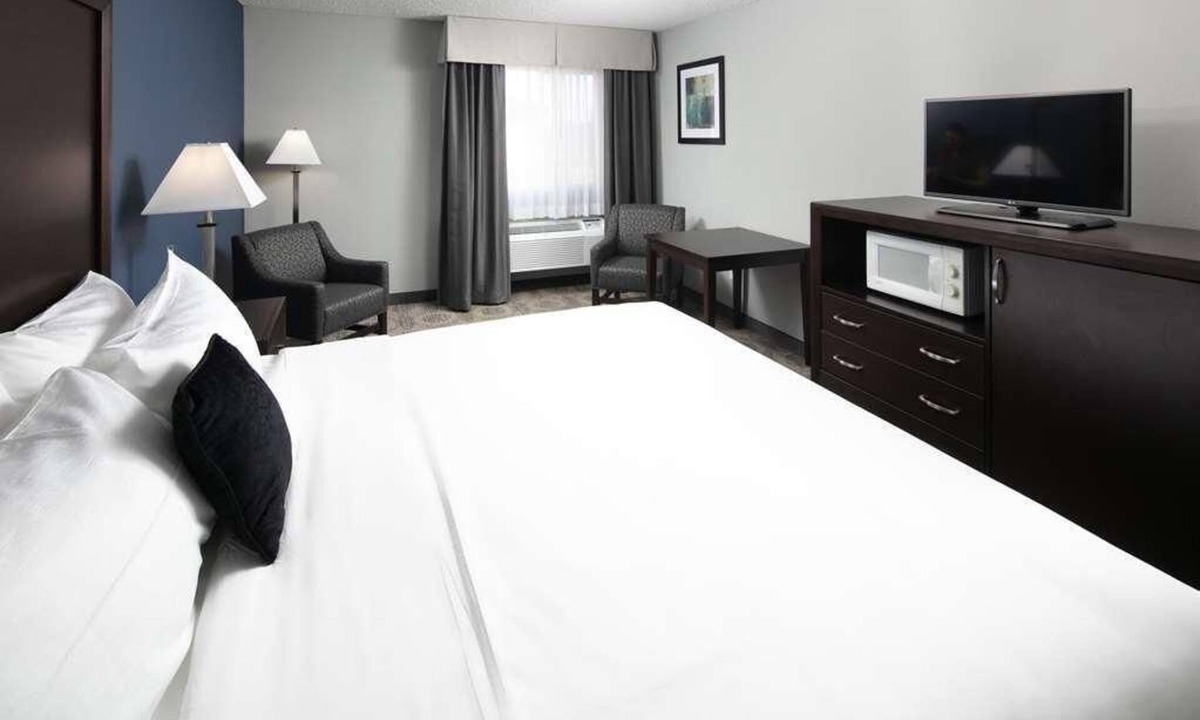 Sequim Hotel | Restful Stay at Red Lion Inn & Suites Sequim! Pool, Free Breakfast and Parking!