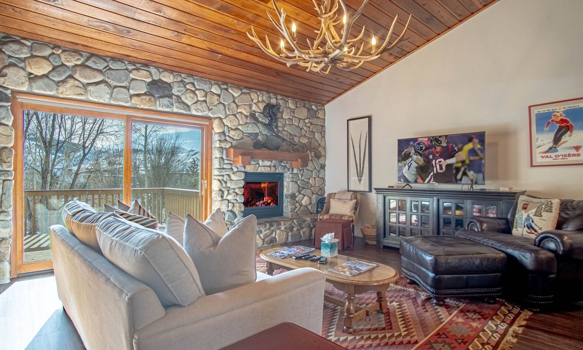 Elkhorn Village Condo | Ridge Condo - Modern Luxury Condo w/Resort Amenities