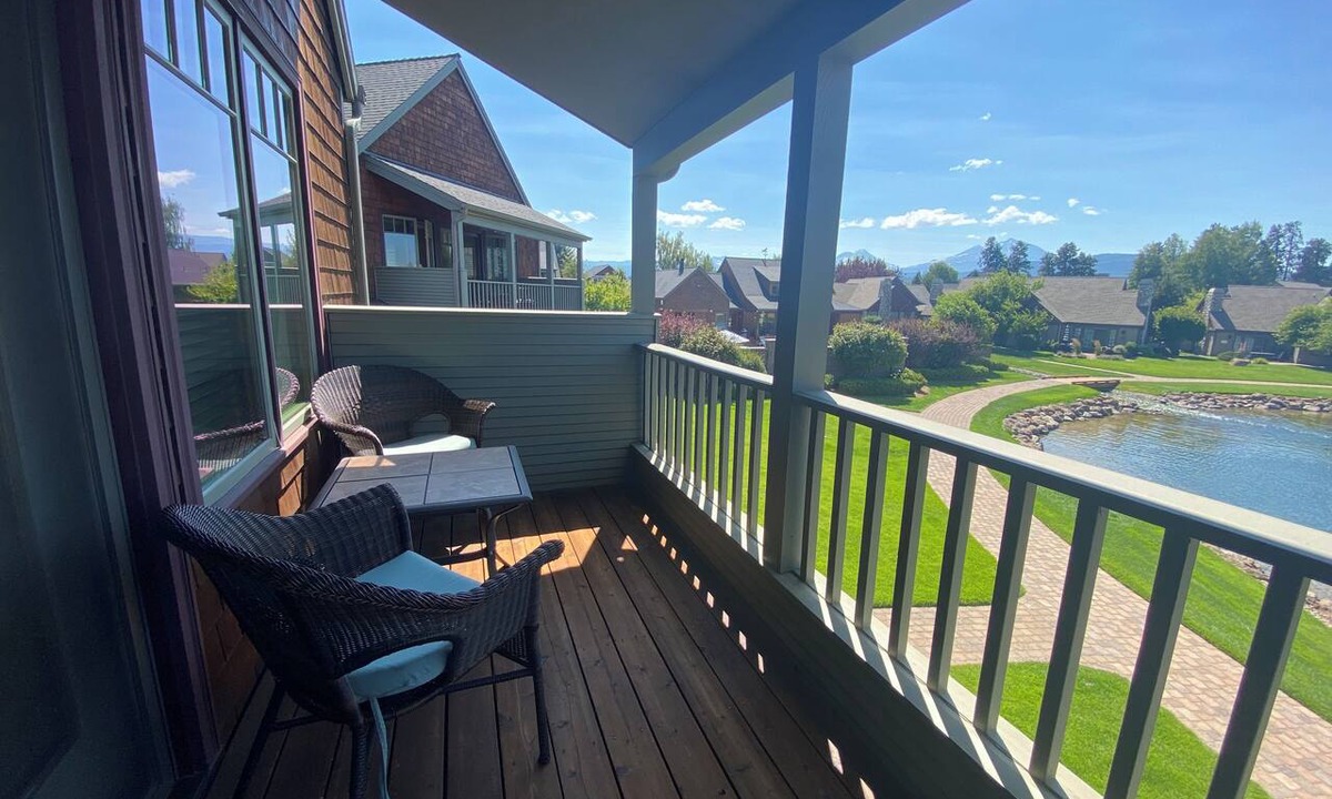 Sisters Condo | Riley`s Mt View Condo near downtown Sisters, community pool & spa