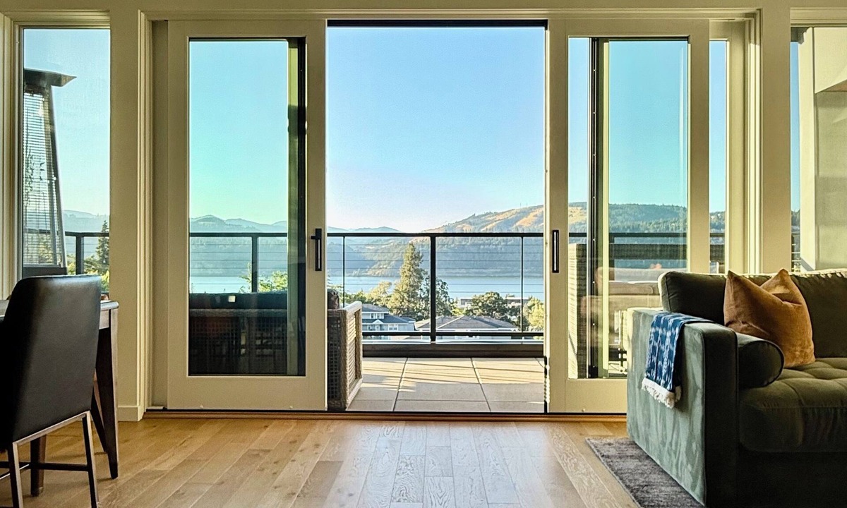 Hood River House | River Breeze - Modern luxury townhome, right in downtown w/panoramic river view.