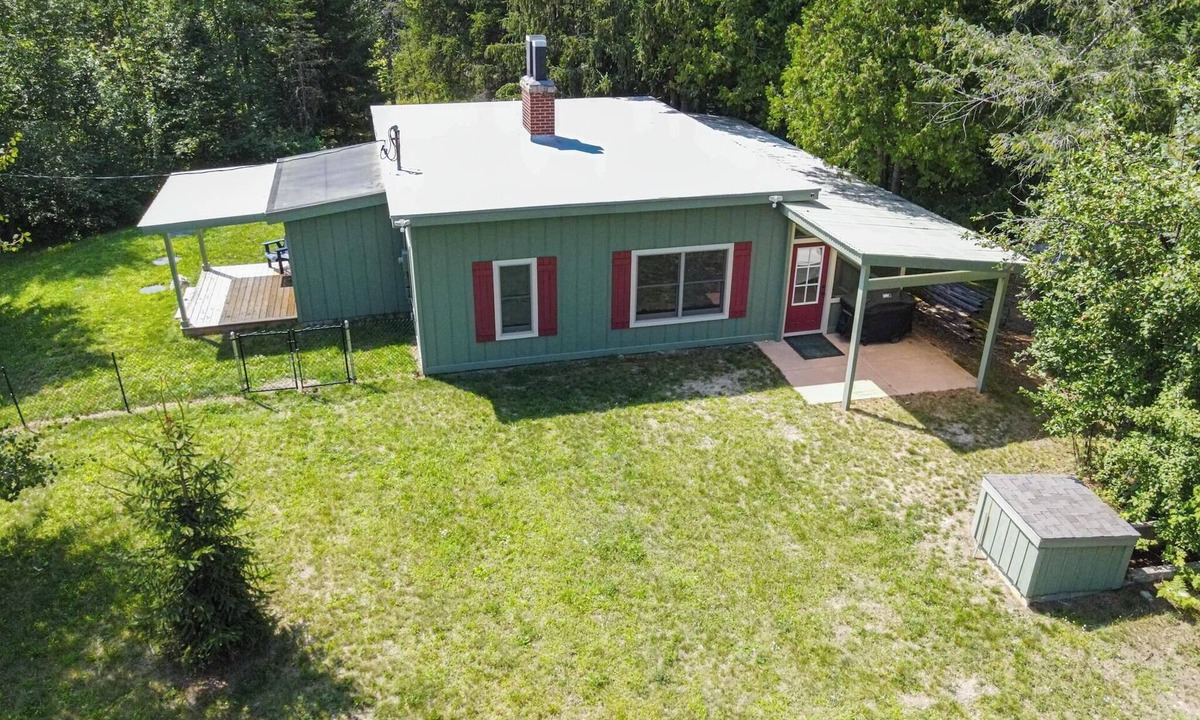 Mayfield Cottage | River Camp Retreat, Sublime 3-bedroom River Front Cottage in Traverse City