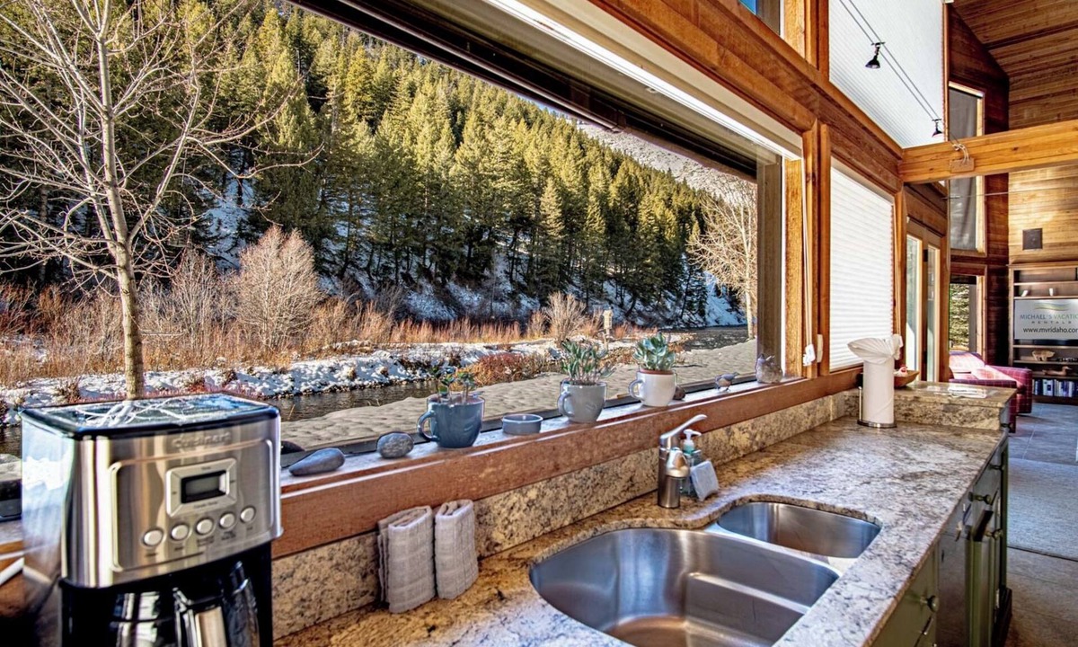 Ketchum House | River House - 4BD Riverfront, Hot Tub, Near SV Ski Lifts!