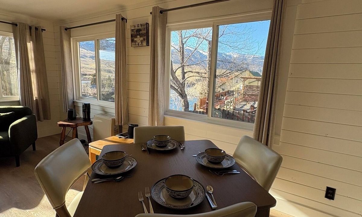 Gardiner Cabin | River Perch Cabin overlooking Yellowstone River and Yellowstone National Park