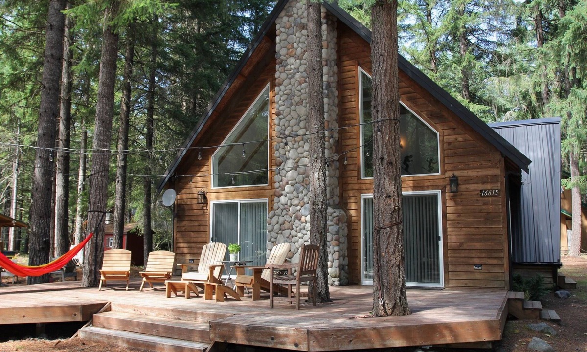 Enumclaw House | River Rock Cabin: Your Gateway to Pine-Scented Bliss & Mountain Excursions